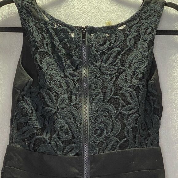 Alythea Shorts Romper With Lace - Picture 7 of 8